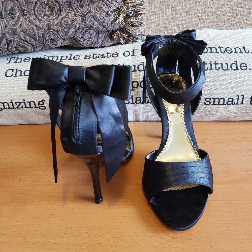 B2 SATIN HEELS WITH BOWS SIZE 9